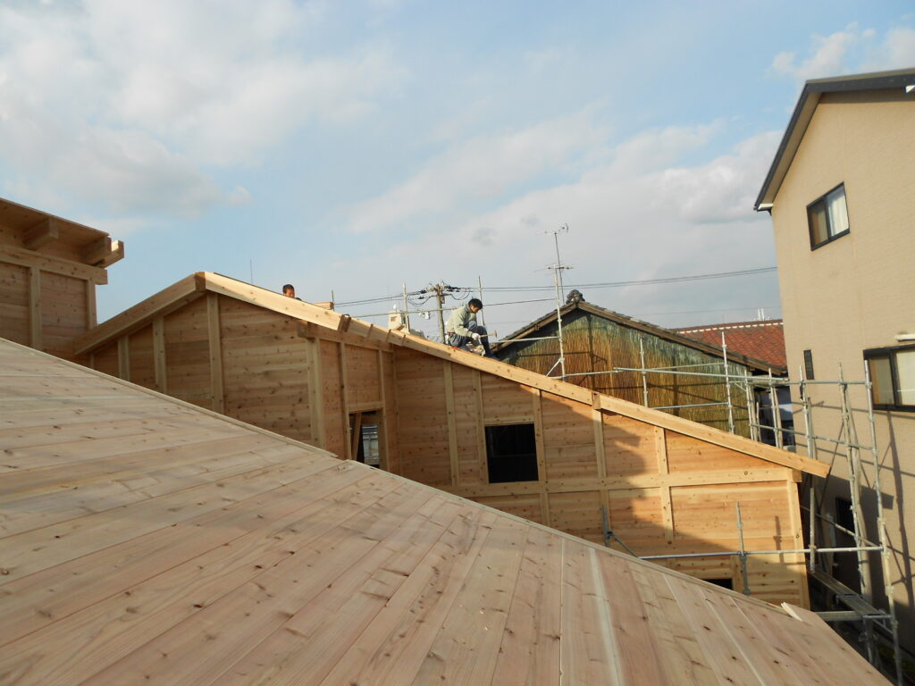 建て方4日目・屋根の野地板が打ち終わり建物の形が完成した状態
