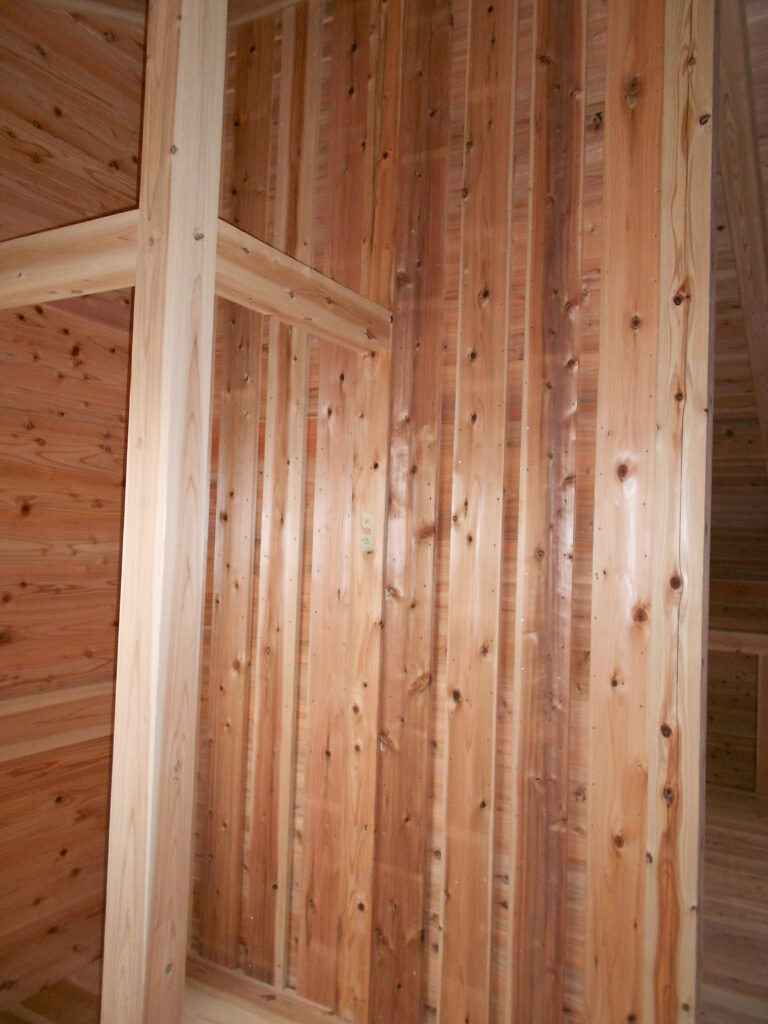 板倉造りの耐力壁が施工された室内の様子