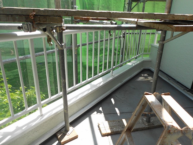 ベランダの手すり塗装と防水改修の様子