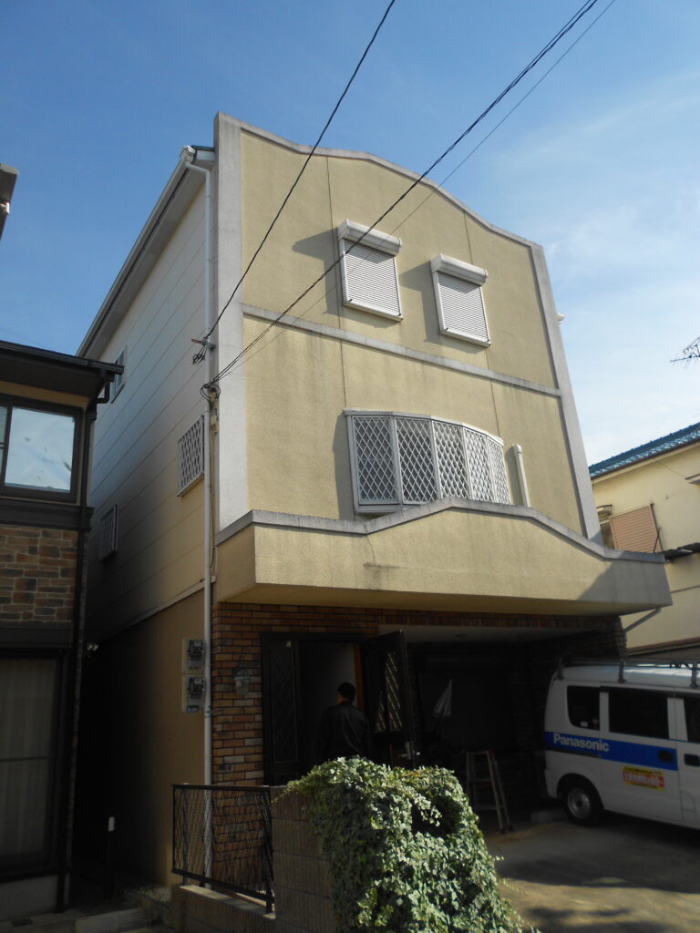 改修前の外観・正面（ベージュ系の外壁で劣化・汚れが目立つ状態）