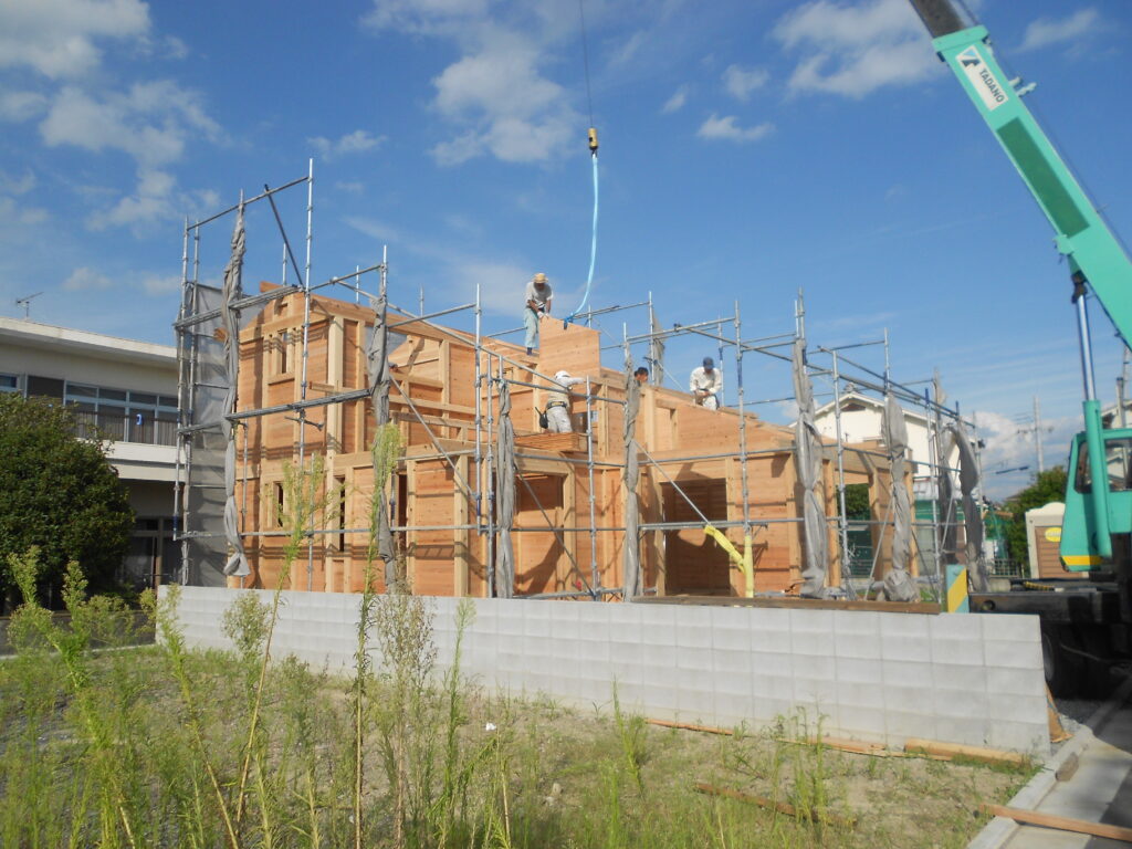 クレーンを使った板倉造りの建方工事の全景