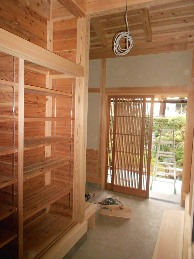 仕上げ段階の庫裏内装、杉板の壁と造作工事の様子