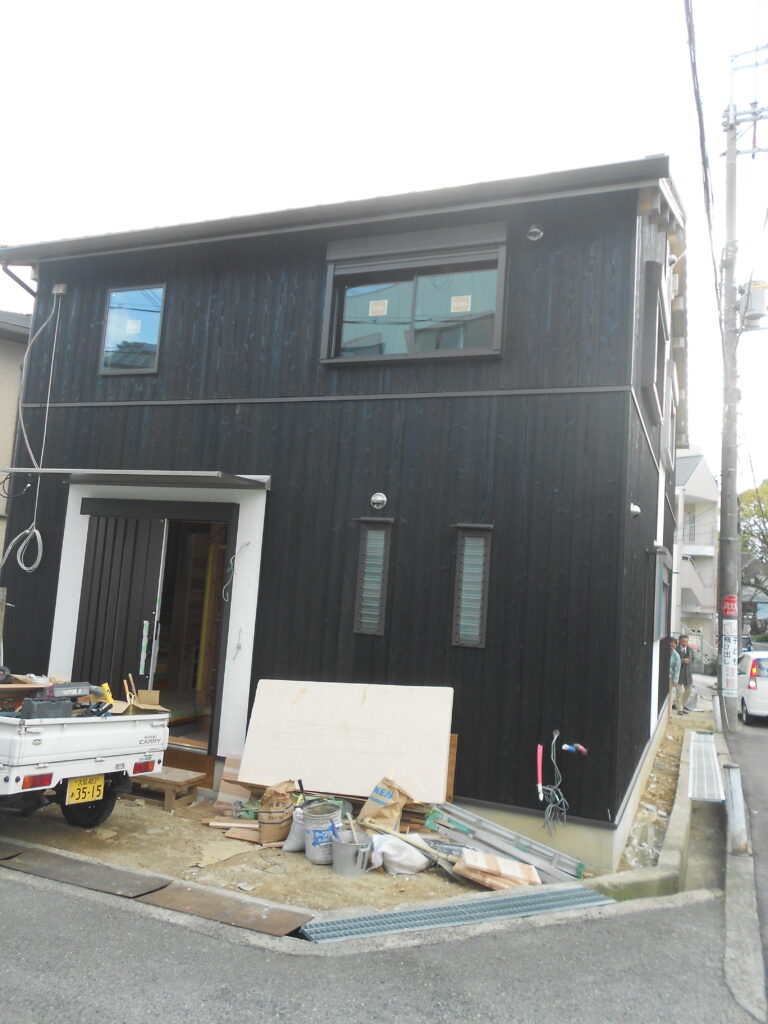 焼杉の外壁が施工された建物外観