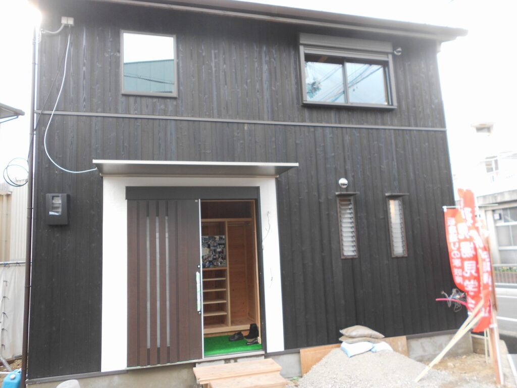 完成した大切妻屋根の家の外観