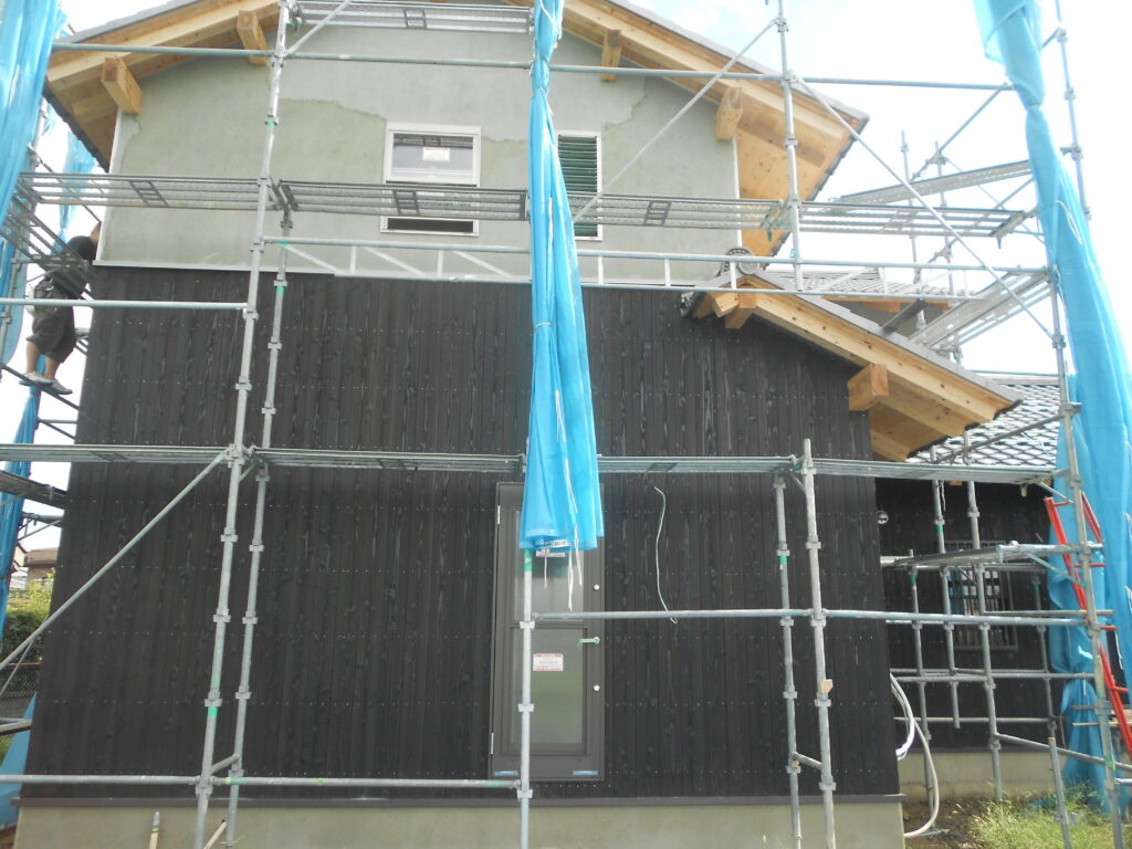 外壁の焼杉施工が完了し漆喰下地モルタルが施工中の庫裏外観