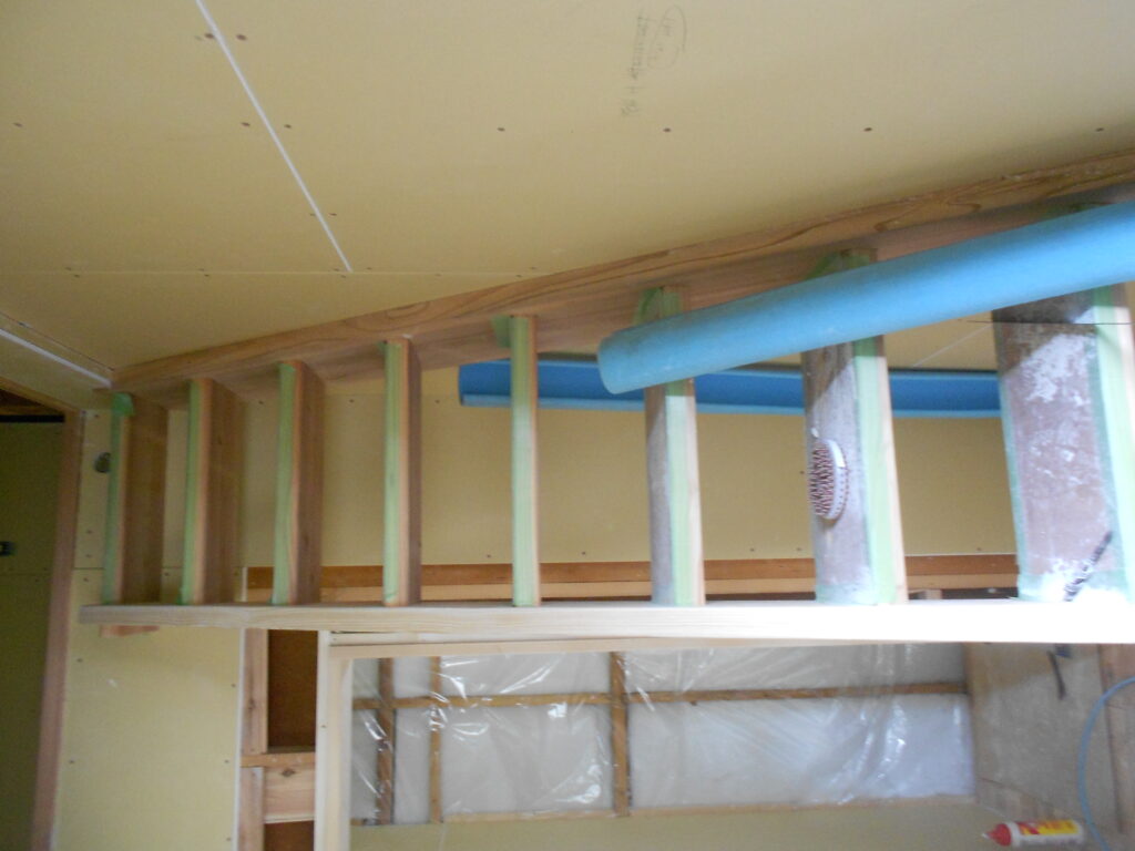 大工さんの手刻みで造られたロフトへの無垢杉階段