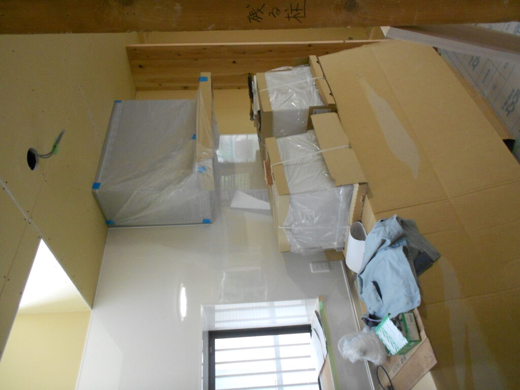 リビング空間に施工されたキッチンの様子