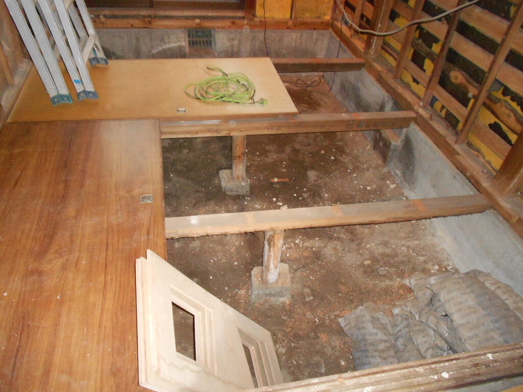 解体工事で床を撤去し基礎が見えている状態