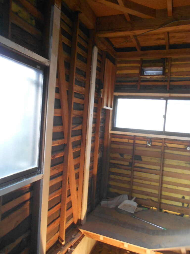 解体後に露出した既存の柱と小屋組みの状態