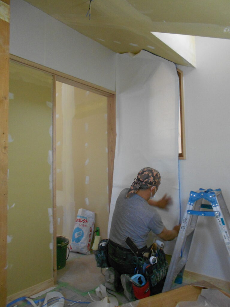 職人による和紙の施工作業の様子