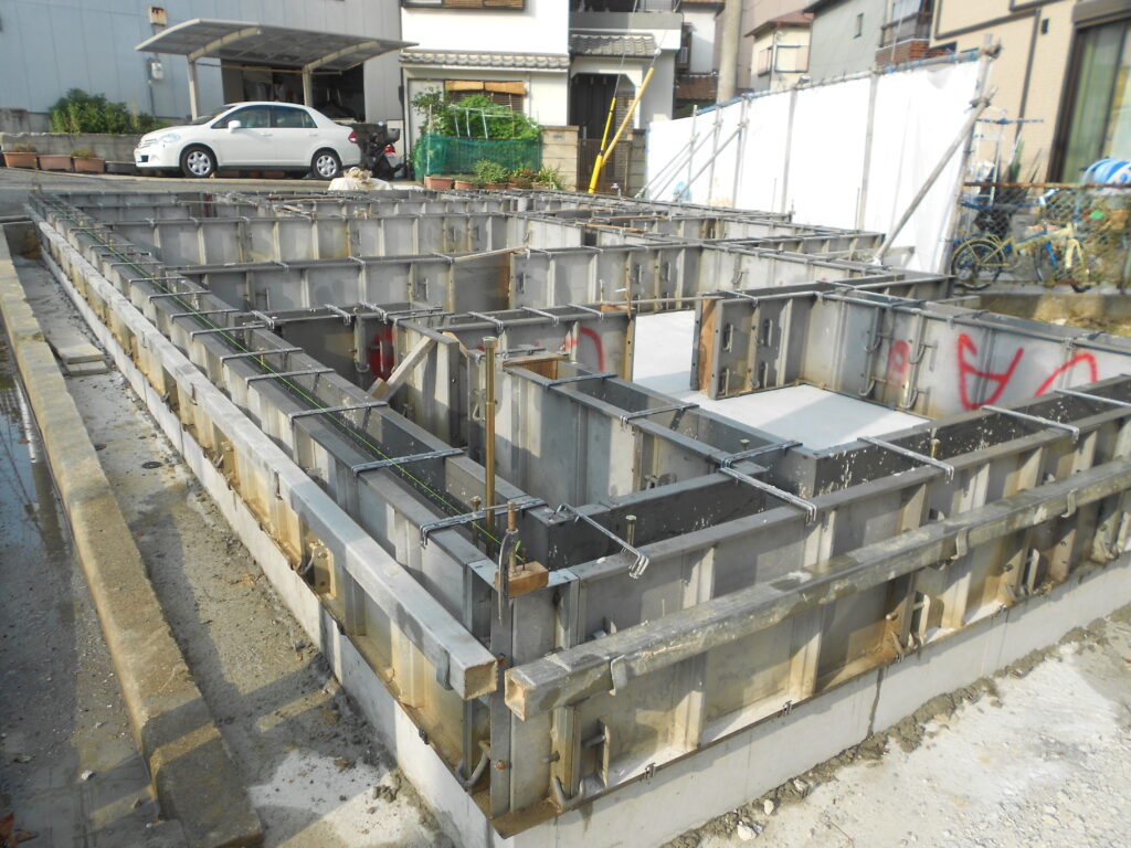 基礎の型枠とコンクリート打設後の様子