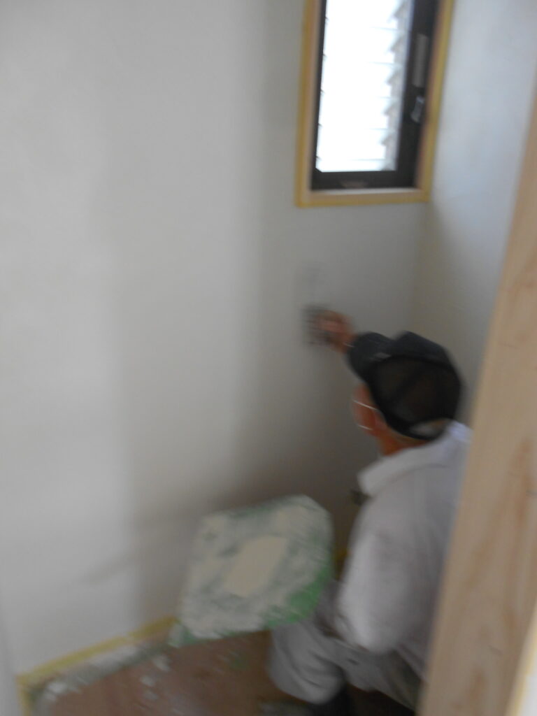 左官職人による漆喰の仕上げ塗りの様子