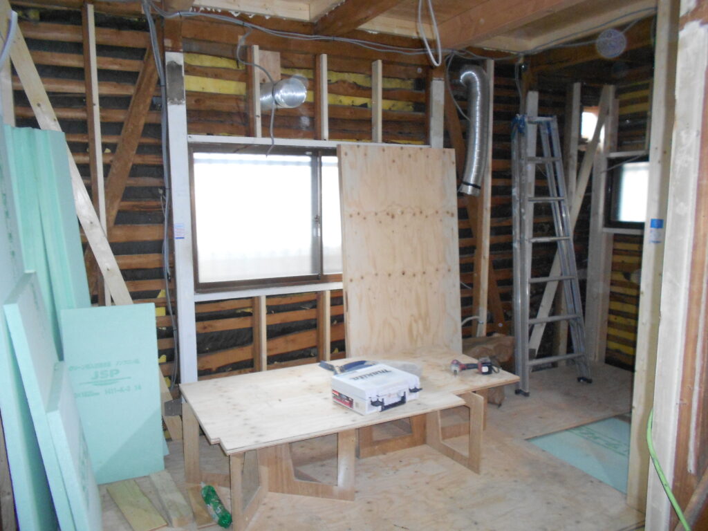 筋交いと金物で補強された室内の様子