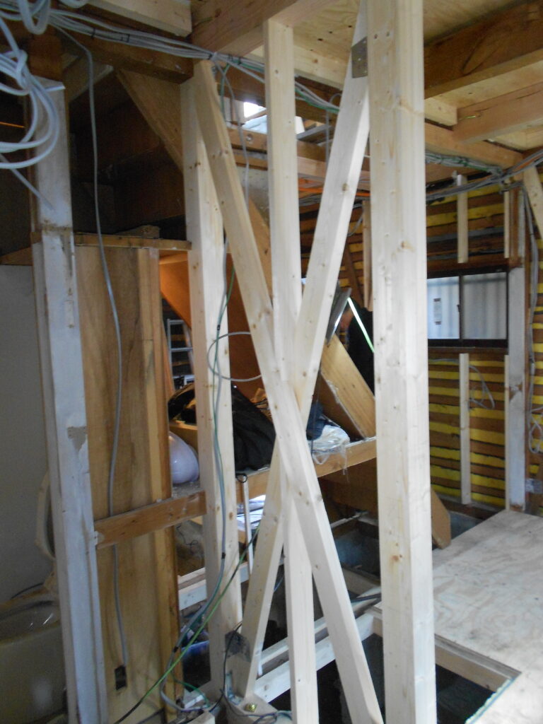 筋違を施工して耐震補強を行った壁面