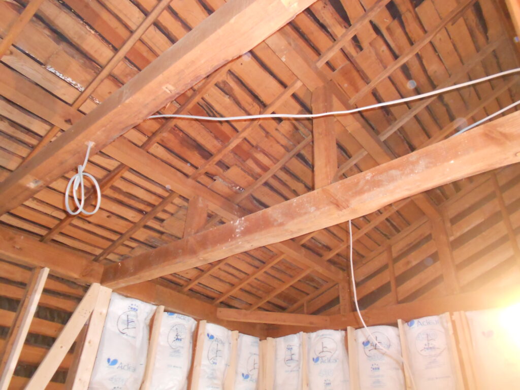 2階外壁に断熱材を施工している様子