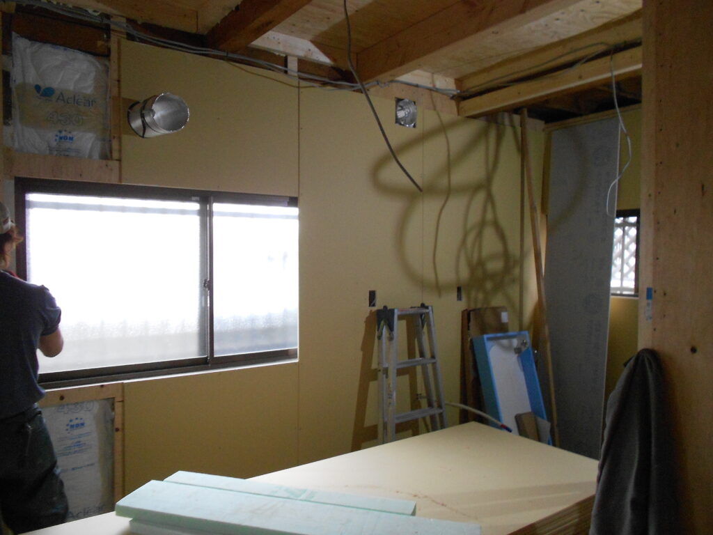 壁下地の石膏ボードを施工した室内の様子