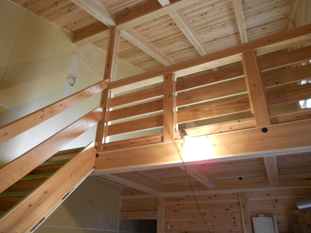 ロフトの手すりが施工された室内（1階から見上げた様子）