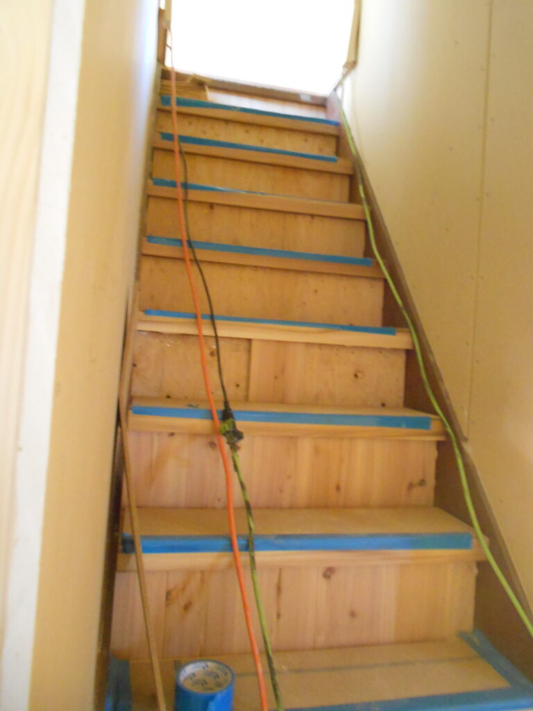 無垢杉の階段の施工が進む室内