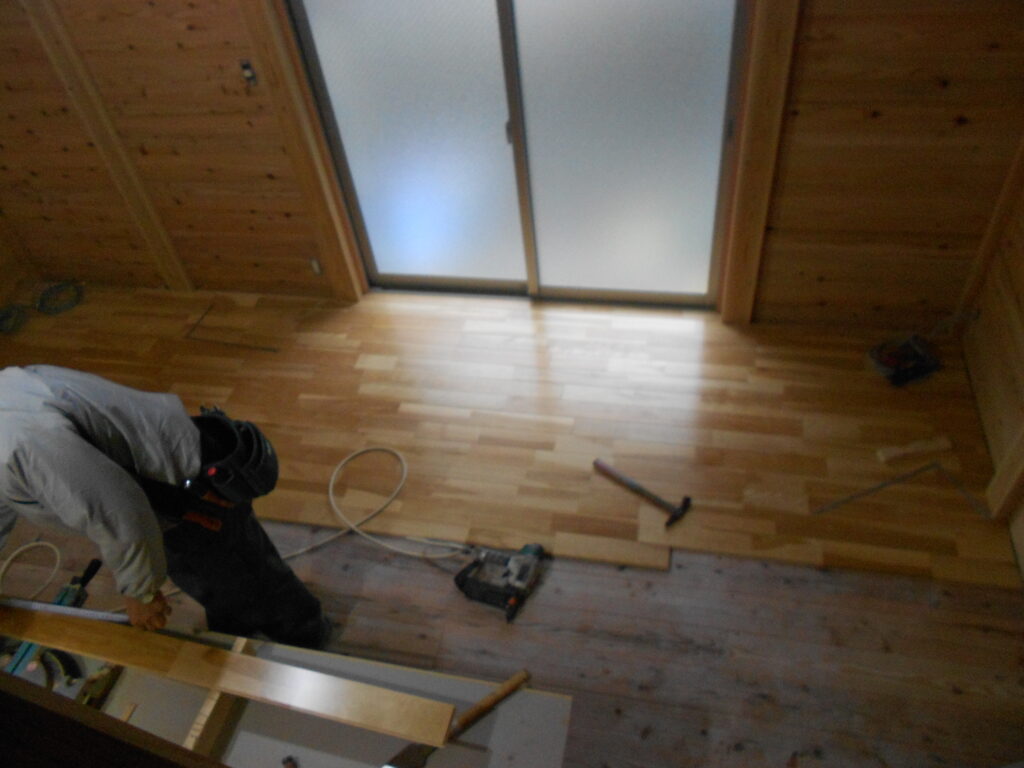 1階に無垢フローリングが施工された室内