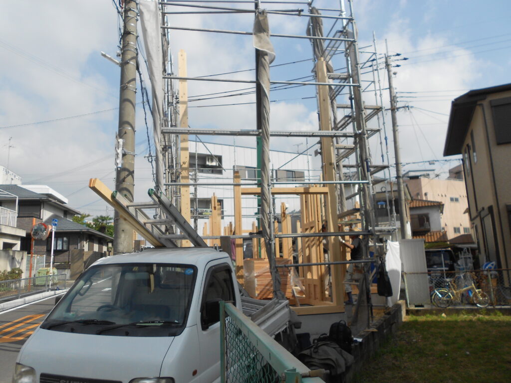 骨組みが立ち上がった板倉造りの構造