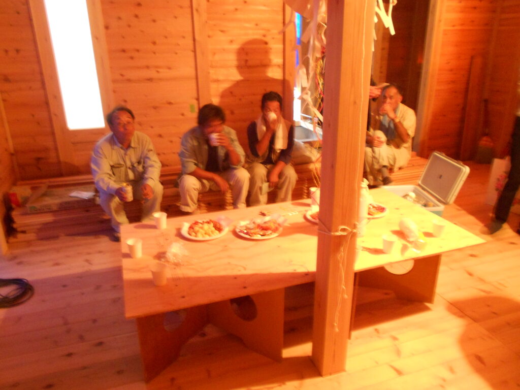 上棟式での施主と大工さんたちの食事会