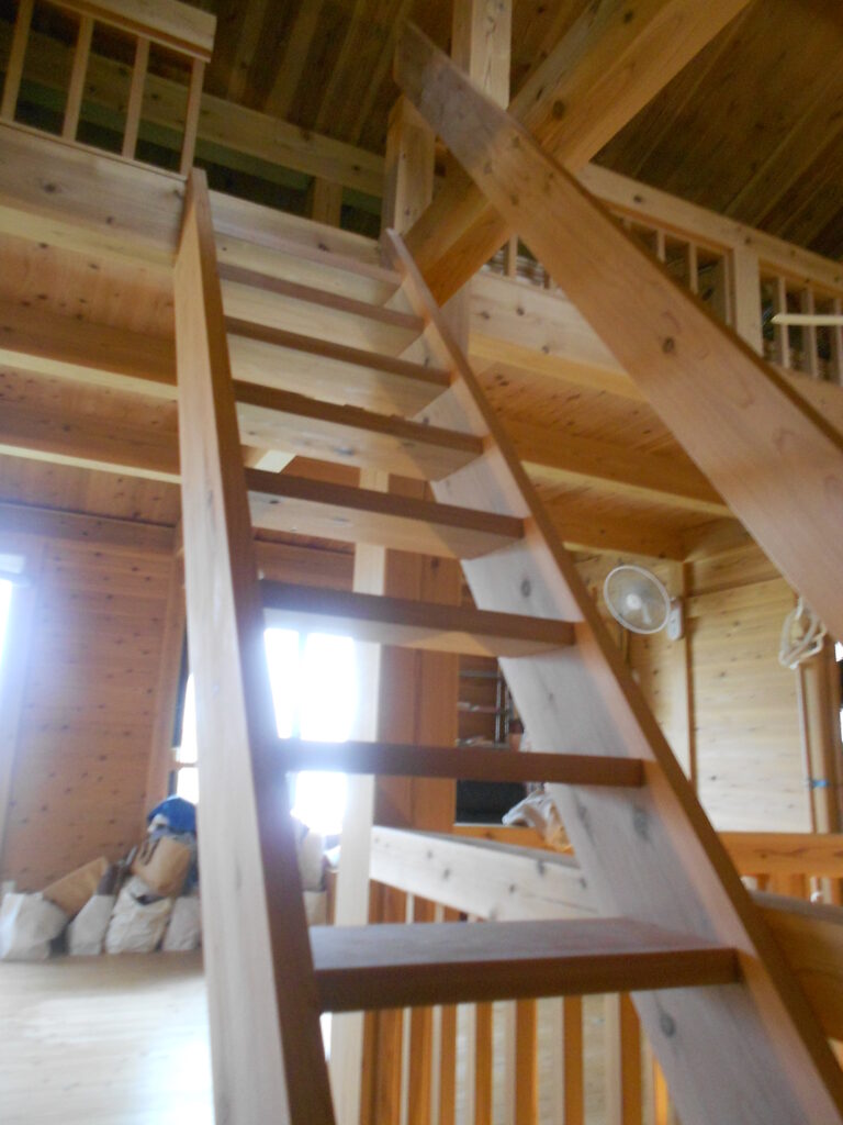 吹き抜け空間に取り付けられたロフト用階段