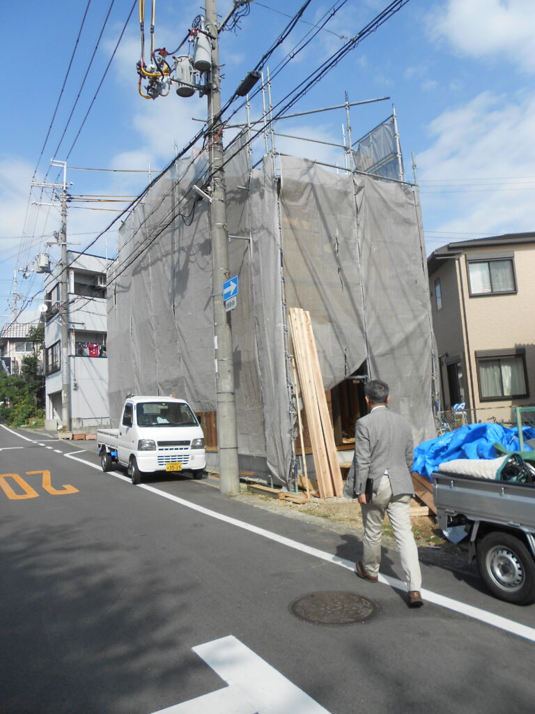 外壁下地の施工が進む建物外観