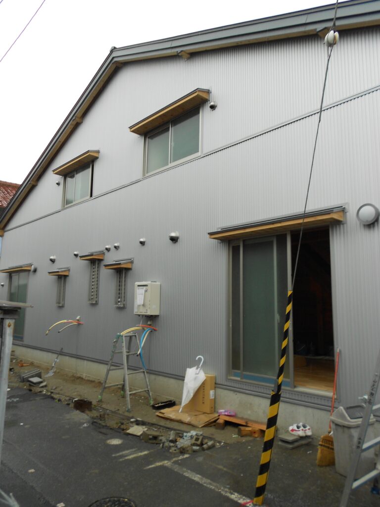 足場が解体され外観が現れた板倉造りの長屋