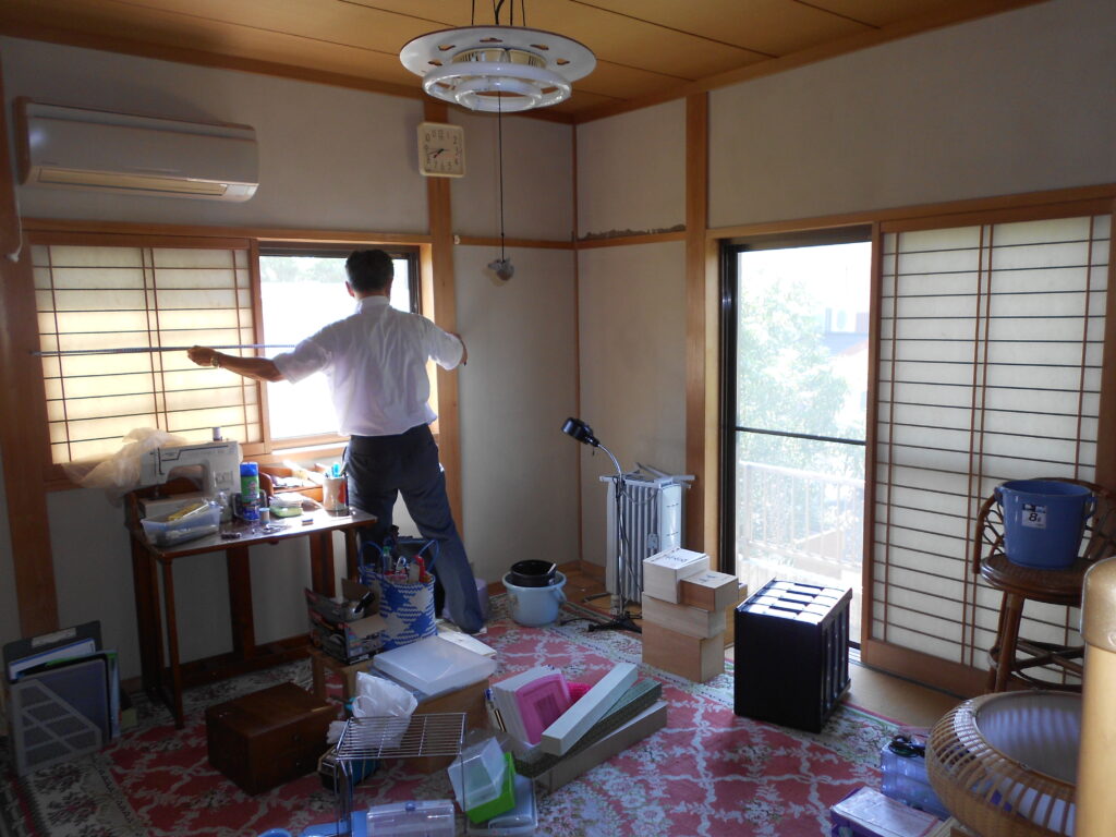 交野市の戸建住宅の現地調査で室内の状態を確認する様子