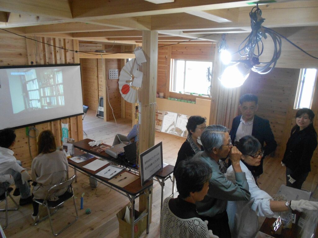構造見学会で板倉造りの構造を説明している様子