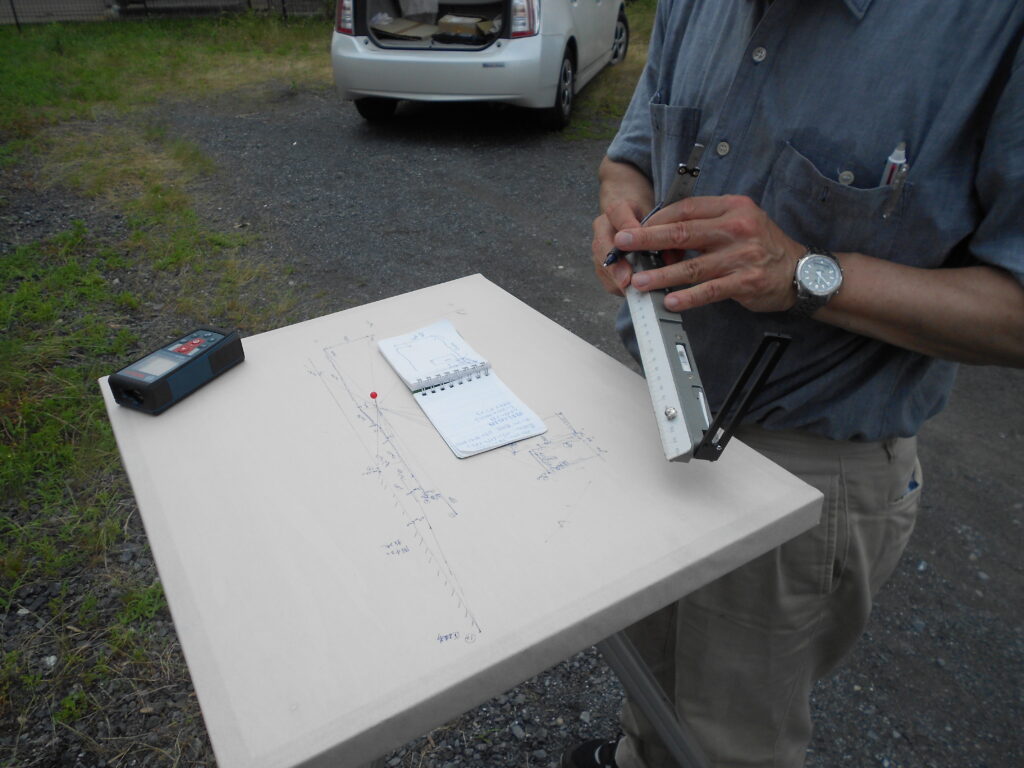 アリダードと測量器による平板測量