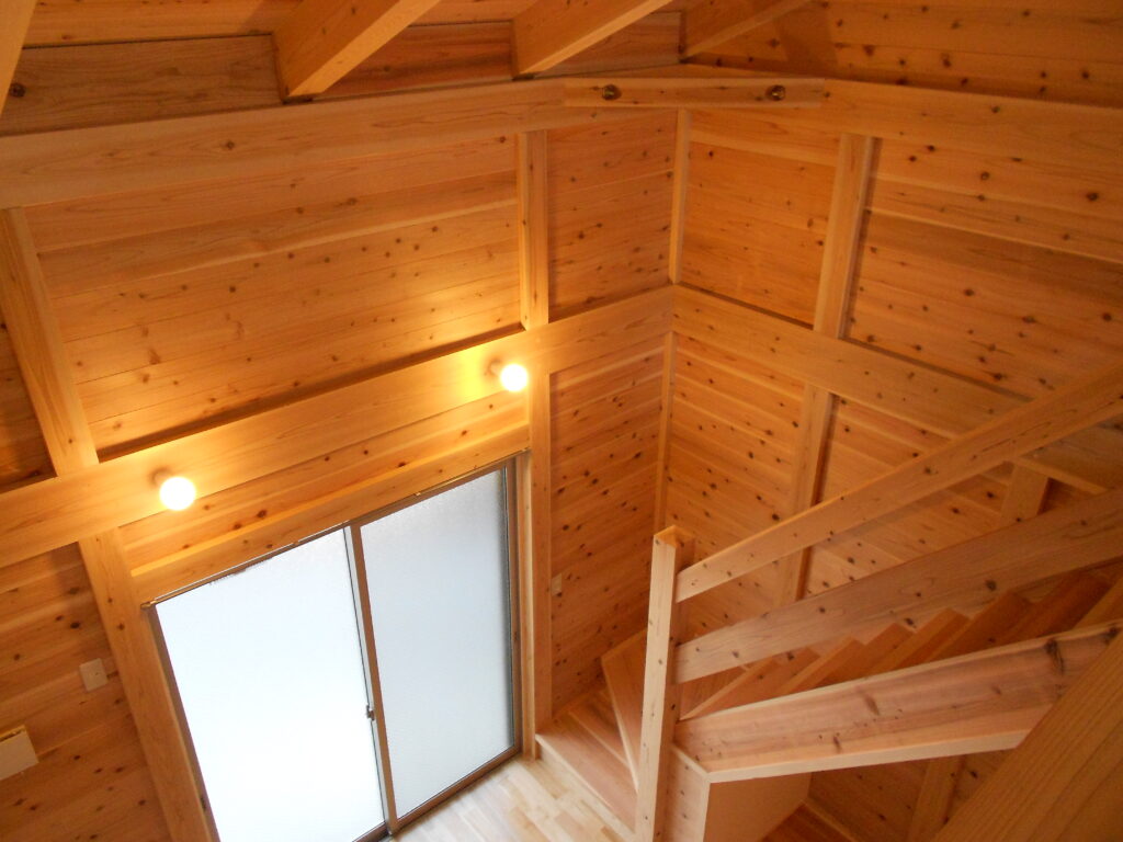 杉無垢材に包まれた室内空間