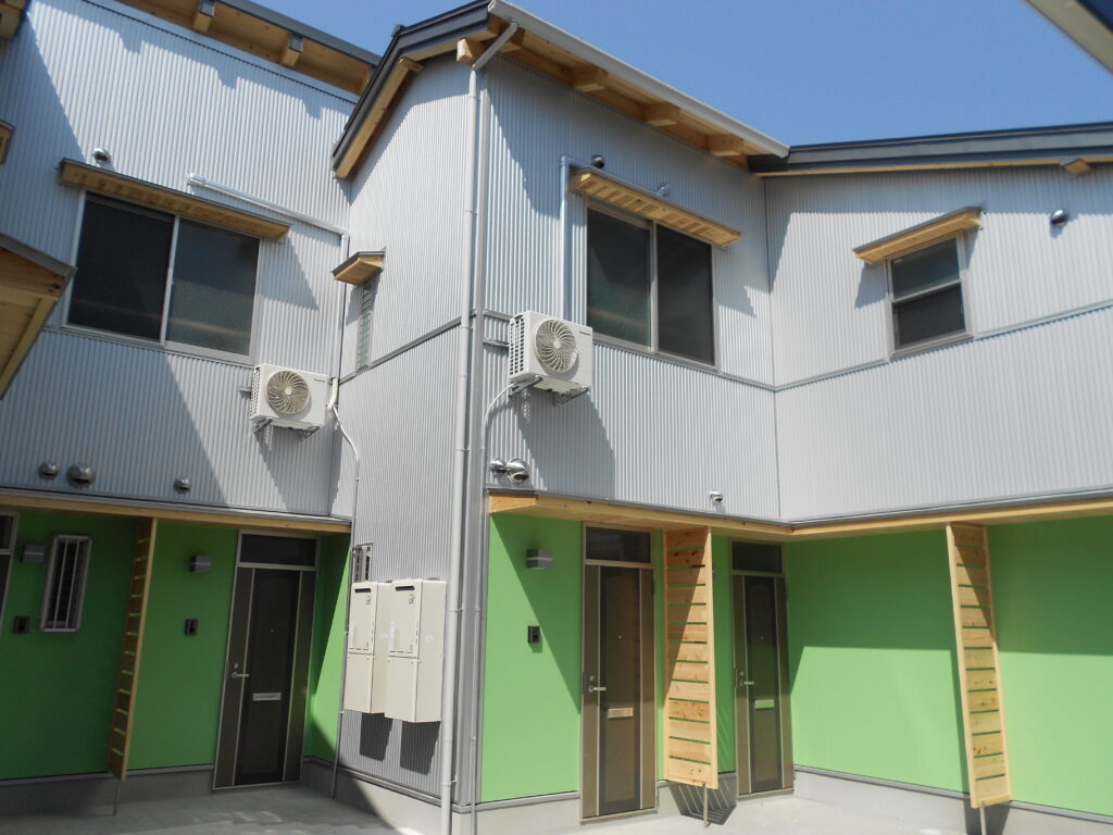 完成した板倉造りの賃貸長屋 casa・nature の外観