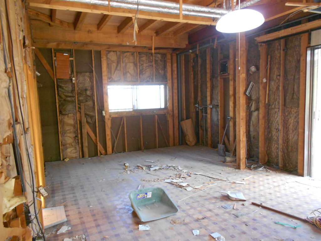 壁と天井を解体して構造体が見えた状態の室内