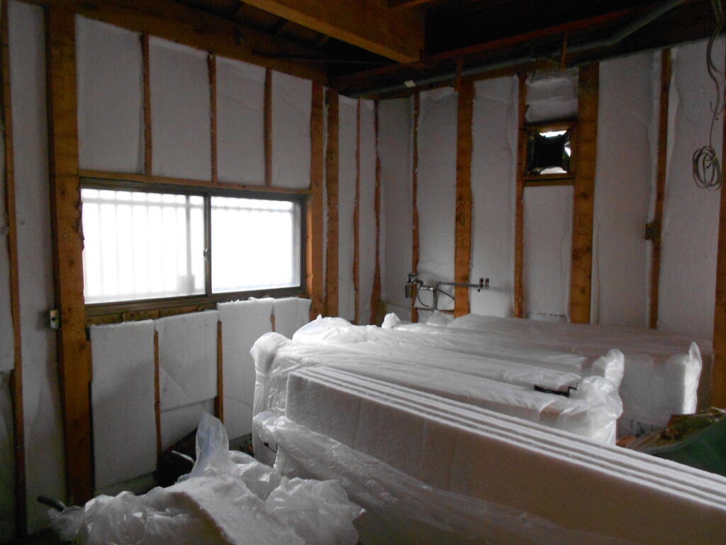 壁内に断熱材を充填している施工の様子