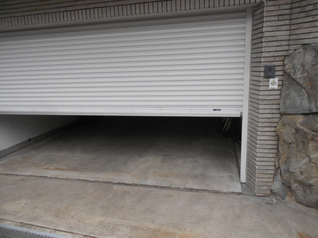 新しく取り付けられたガレージの電動シャッター