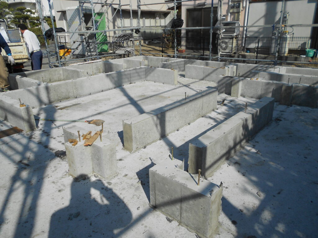 型枠を外した基礎と先行足場