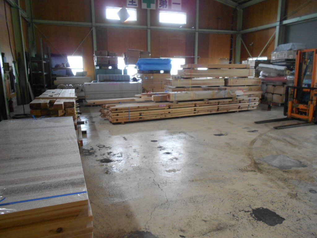 倉庫に仮置きされた板倉造り用の材木