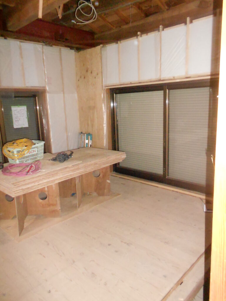壁面に断熱材と構造用合板を施工した室内