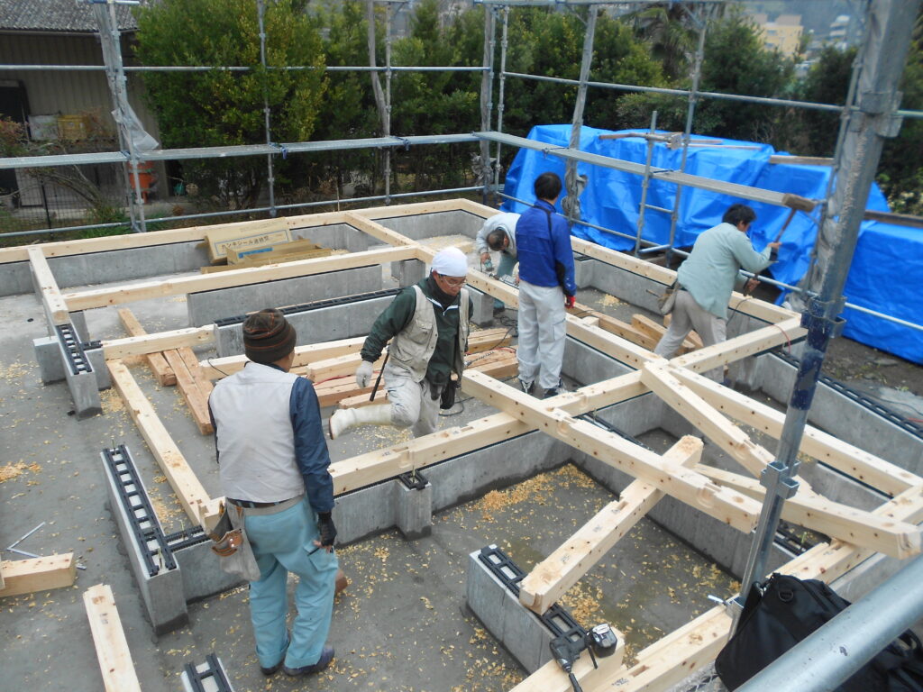 土台敷き作業の様子