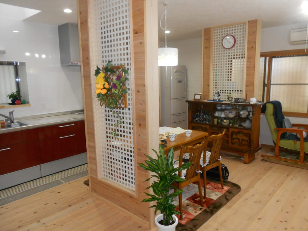 竣工後のリビング。透光性耐震壁にグリーンを飾り暮らしを楽しむ様子