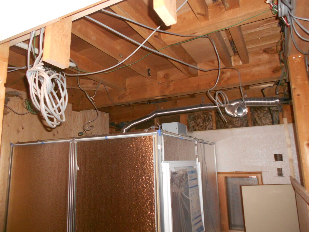 天井裏に換気ダクトを施工している様子