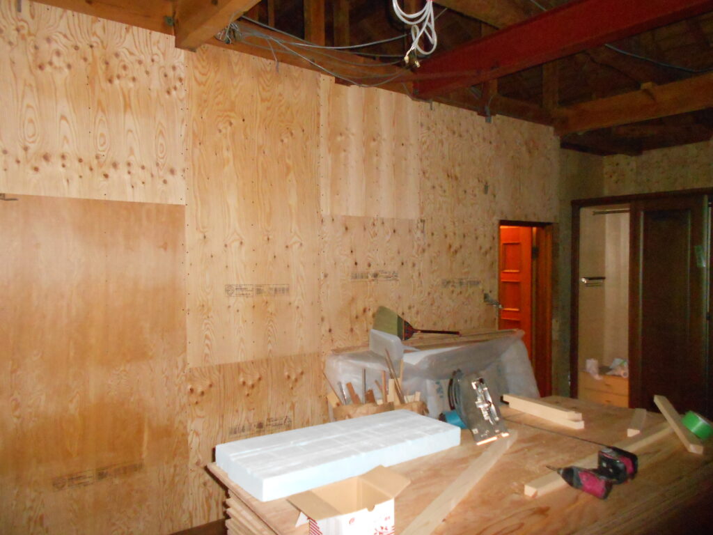 壁面に構造用合板を施工した耐震補強の様子