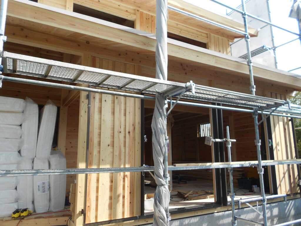 上棟式の準備が整った板倉造りの家