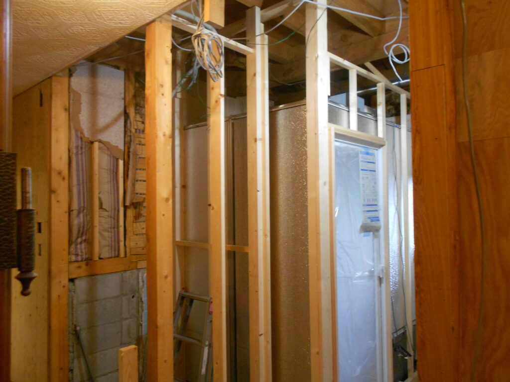 洗面所の間仕切壁を新たに施工している様子