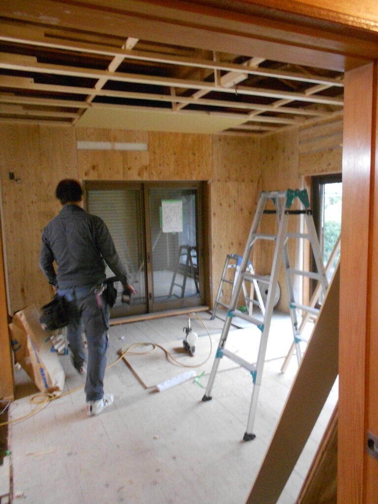 天井に下地ボードを施工している様子