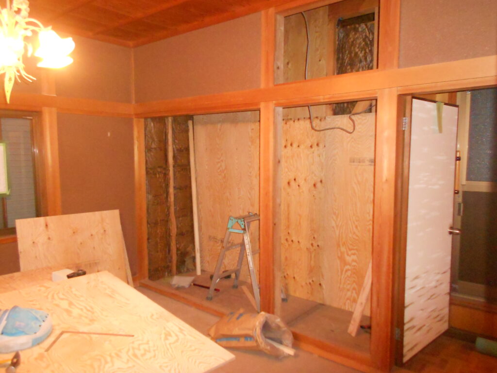 2階和室の押入れ内部で耐震補強を施工している様子