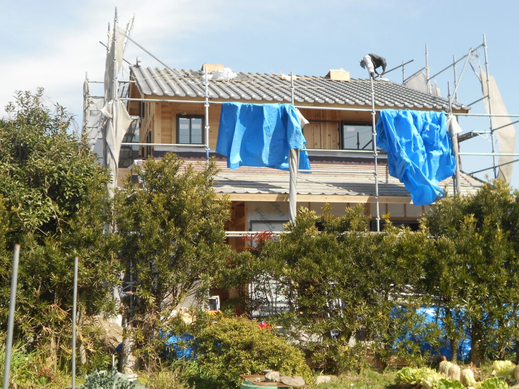 淡路産いぶし瓦を葺いた屋根
