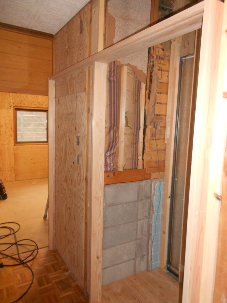 無垢杉材で製作された建具枠