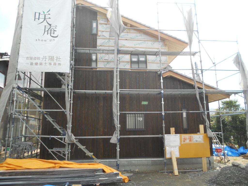 焼杉の外壁施工が進む建物外観